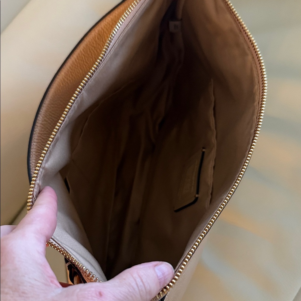 Coach Tan Leather Crossbody Bag. Pebbled leather Hobo in Beachwood - Picture 4 of 7